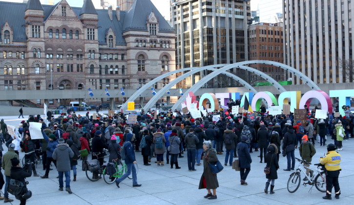 Hundreds march in Toronto to protest ban of Muslims from some countries from entérine the US
