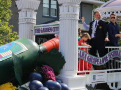 Niagara Grape & Wine Festival Meridian Grande Parade- Grape King