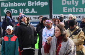 (English) Indigenous protesters in Niagara block Rainbow Bridge over pipeline construction