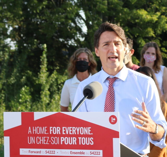 The Leader of the Liberal Party, Justin Trudeau was in Hamilton this morning to talk housing. Against the backdrop of a building under construction, Justin Trudeau talks housing in Ancaster – Hamilton - Photo Mosaic Edition Edward Akinwunmi