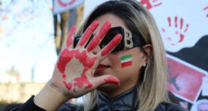 Femme Vie Liberté - Iran manifestation - Place d’Youville Québec – Photo Mosaic Edition Edward Akinwunmi