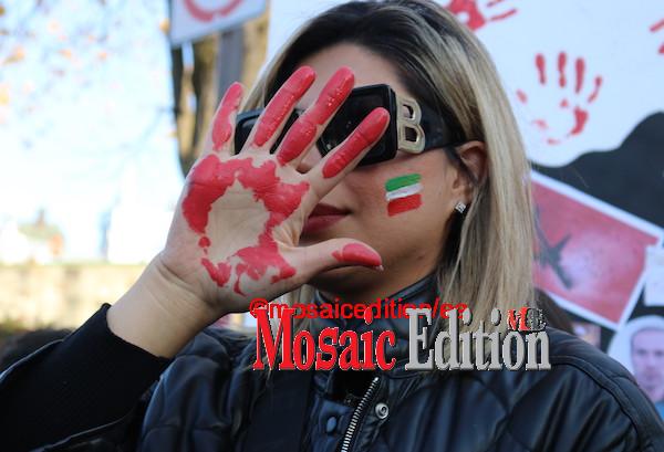 Femme Vie Liberté - Iran manifestation - Place d’Youville Québec – Photo Mosaic Edition Edward Akinwunmi