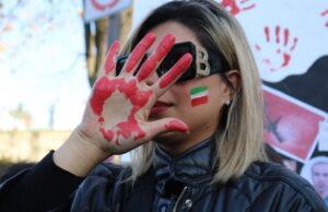 (Français) Femme Vie Liberté – Iran manifestation – Place d’Youville Québec Femme Vie Liberté - Iran manifestation - Place d’Youville Québec – Photo Mosaic Edition Edward Akinwunmi
